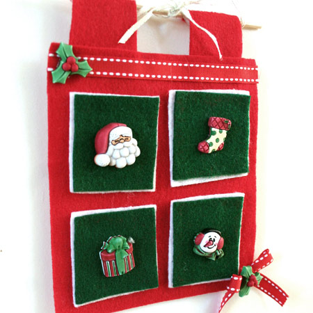 Pretty little Christmas button wall hanging decor