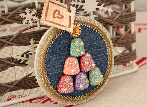 Christmas tree ornament using gumdrop buttons