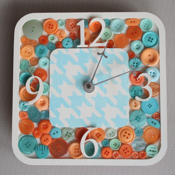 A great DIY button clock that anyone can make easily.  Get the full instructions and make your own clock today.