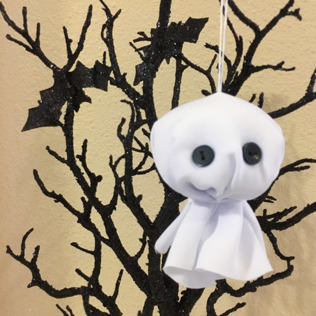 Make cute ghost ornaments for Halloween in only 15 minutes! | Nancy Nally for buttonsgaloreandmore.net