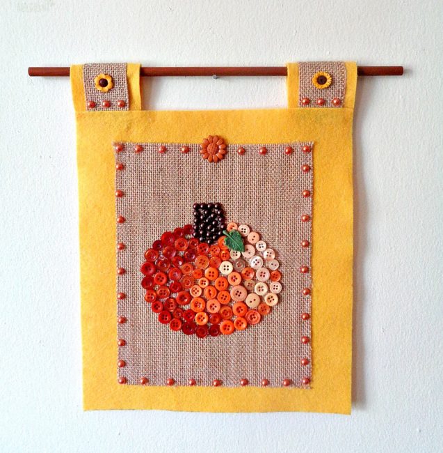 button pumpkin wall hanging